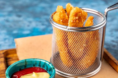 Soslu kızarmış tavuk şeritleri. Tavuk parmakları ızgarada. Restoran servisi. Çocuk menüsü