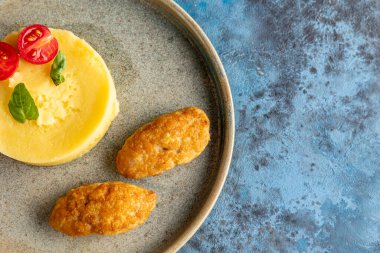 Patates püresi ve ölçü ile iki pirzola. Restoran servisi. Yukarıdan bak. Mesaj için yer. Çocuk menüsü