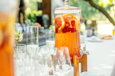 Sonbahar Sangria, Beyaz Şarap, Elma, Armut ve Tarçınlı: Sonbahar sangria aromalı meyve, burbon viskisi ve akçaağaç şurubu.