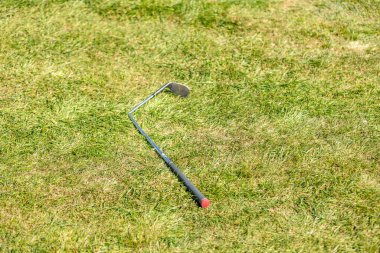 Golf sahasında kırık bir golf sopası.
