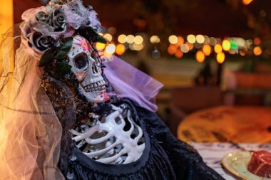 Kadın iskeleti Catrina La Calavera 'nın portresi. Ölümün kutlandığı gün Dia de los Muertos 'la karşılaşan neşeli, ürkütücü iskelet kadın. Cadılar Bayramı Yemeği