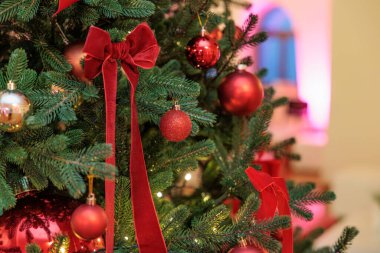 Topları Noel ağacına yakın tut. Yeni yıl konsepti. Kırmızı desenli Noel ağacı. Yaklaş.