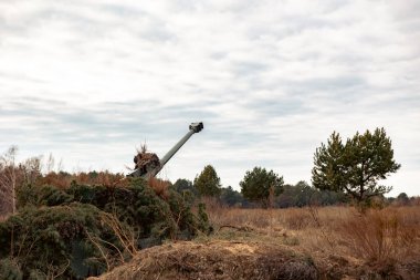 Modern Kamuflajlı Otomatik Topçu Tepesi. Savaş alanında askeri teçhizat kullanımı