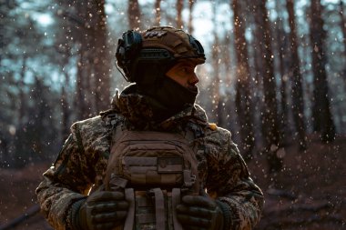 Ormanda tam teçhizatlı bir Ukrayna silahlı kuvvetleri askerinin portresi, Ukrayna 'da askeri çatışma kavramı