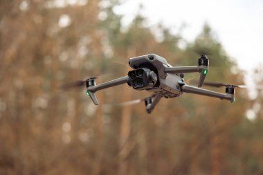 Askeri FPV İHA, modern savaş sinekleri için düşük maliyetli keşif uçakları, yakın plan.