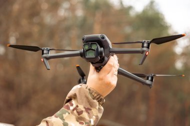 Modern savaşta dron kullanma kavramı. Bir askerin elindeki İHA 'nın yakın çekimi. İnsansız hava araçlarının askeri kullanımı