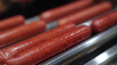 Izgarada kızarmış sosis. BBQ 'da bir sürü sosisli kızartıyorum. Profesyonel ızgara.