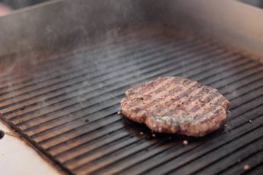 Taze hamburger eti ızgarada kızarır.