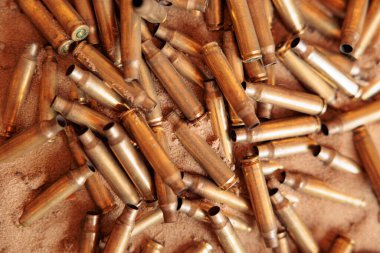 Bir sürü boş 9mm mermi kovanı. Silah mermisi yığını.