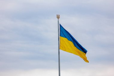 Ulusal Ukrayna bayrağı mavi gökyüzüne karşı. Ukrayna 'nın sembolü