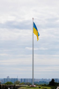 Ulusal Ukrayna bayrağı mavi gökyüzüne karşı. Ukrayna 'nın sembolü. En büyük bayrak Kyiv 'de asıldı