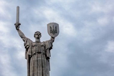 Anavatan Anıtı 'nın kalkanındaki Ukrayna arması Kyiv' de açıldı. Kyiv ve Ukrayna 'nın sembolü