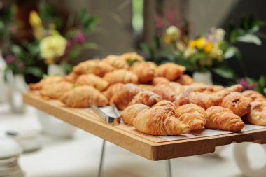Taze kruvasan, ahşap tahtada mini pastaneler. yemek konsepti