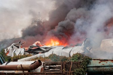 İHA saldırısından sonra depo yanıyor. Kapat. Rusya 'nın Ukrayna' ya karşı savaşı