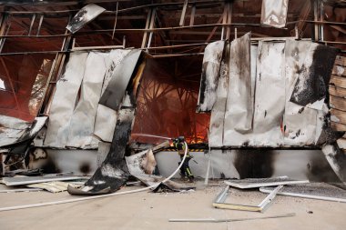 Bir itfaiyeci yanan bir depoyu söndürdü. - Evet. Kapat. Rusya 'nın Ukrayna' ya karşı savaşı