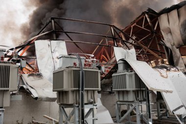 İHA saldırısından sonra depo yanıyor. Kapat. Rusya 'nın Ukrayna' ya karşı savaşı