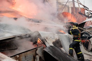 Bir itfaiyeci yanan bir depoyu söndürdü. - Evet. Kapat. Rusya 'nın Ukrayna' ya karşı savaşı