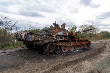 Ukrayna 'da savaş. 2022 Rus istilası Ukrayna. Kırsal kesimde. Savaştan sonra. Yok edilmiş savaş tankı yolda duruyor.