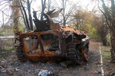 Ukrayna 'da savaş. 2022 Rus istilası Ukrayna. Kırsal kesimde. Savaştan sonra. Yıkılmış savaş aracı yol kenarında duruyor.