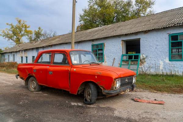 Война Украине 2022 Русское Вторжение Украину Разрушенная Гражданская Машина Стоит — стоковое фото