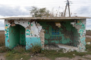 Ukrayna 'da savaş. 2022 Rus istilası Ukrayna. Kırsal kesimde. Otobüs durağındaki bombardımandan sonra hasar görmüş. Altyapı tahribatı. Sivil halkın terörü. Savaş Suçları