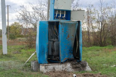 Ukrayna 'da savaş. 2022 Rus istilası Ukrayna. Kırsal kesimde. Bir elektrik trafosu bombardımandan zarar görmüş. Altyapı tahribatı. Sivil halkın terörü. Savaş Suçları