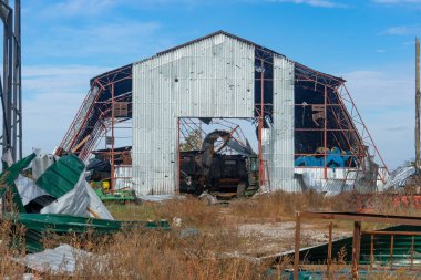Ukrayna 'da savaş. 2022 Rus istilası Ukrayna. Kırsal kesimde. Çiftlikteki hangarın bombalanmasından sonra yok edildi. Sivil halkın terörü. Savaş Suçları