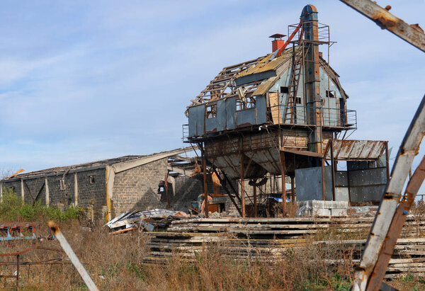 Война на Украине. 2022 Русское вторжение на Украину. Сельской местности. Уничтожен после обстрела фермы. Террор гражданского населения. Военные преступления