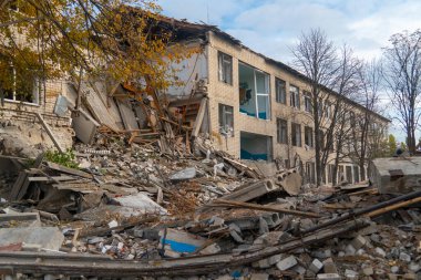 Ukrayna 'da savaş. 2022 Rus istilası Ukrayna. Bombardımandan sonra okul hasar gördü. Altyapı tahribatı. Sivil halkın terörü. Savaş Suçları