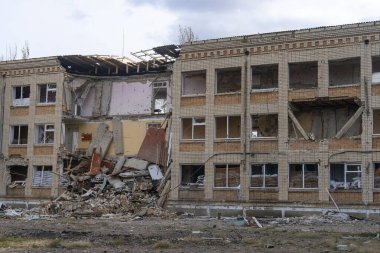 Ukrayna 'da savaş. 2022 Rus istilası Ukrayna. Bombardımandan sonra okul hasar gördü. Altyapı tahribatı. Sivil halkın terörü. Savaş Suçları