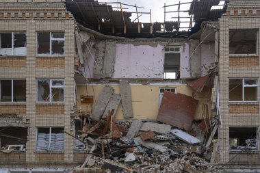 Ukrayna 'da savaş. 2022 Rus istilası Ukrayna. Bombardımandan sonra okul hasar gördü. Altyapı tahribatı. Sivil halkın terörü. Savaş Suçları