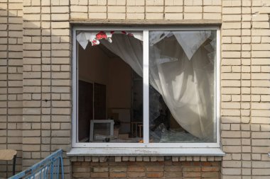 Ukrayna 'da savaş. 2022 Rus istilası Ukrayna. Bombalama sonrası pencere hasar gördü (yakın plan). Altyapı tahribatı. Sivil halkın terörü. Savaş Suçları