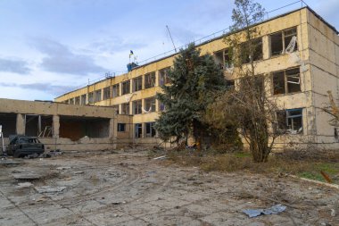 Ukrayna 'da savaş. 2022 Rus istilası Ukrayna. Bombardımandan sonra okul hasar gördü. Altyapı tahribatı. Sivil halkın terörü. Savaş Suçları