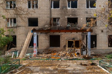 Ukrayna 'da savaş. 2022 Rus istilası Ukrayna. Bombardıman sonucu yıkılan bir apartmanın girişi. Sivil halkın terörü. Savaş Suçları