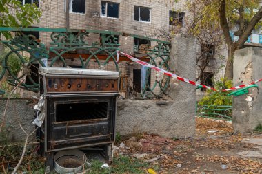 Ukrayna 'da savaş. 2022 Rus istilası Ukrayna. Bombardıman sonucu yıkılan bir apartmanın girişi. Sivil halkın terörü. Savaş Suçları