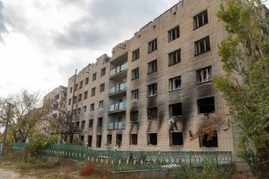 Ukrayna 'da savaş. 2022 Rus istilası Ukrayna. Bombardıman sonucu yıkılan bir apartman. Altyapı tahribatı. Sivil halkın terörü. Savaş Suçları