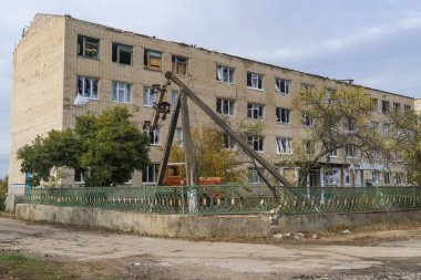 Ukrayna 'da savaş. 2022 Rus istilası Ukrayna. Bombardıman sonucu yıkılan bir apartman. Altyapı tahribatı. Sivil halkın terörü. Savaş Suçları