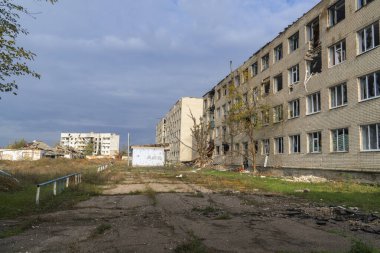 Ukrayna 'da savaş. 2022 Rus istilası Ukrayna. Bombardıman sonucu yıkılan bir apartman. Altyapı tahribatı. Sivil halkın terörü. Savaş Suçları