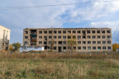 Ukrayna 'da savaş. 2022 Rus istilası Ukrayna. Bombardıman sonucu yıkılan bir apartman. Altyapı tahribatı. Sivil halkın terörü. Savaş Suçları