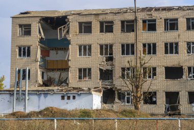 Ukrayna 'da savaş. 2022 Rus istilası Ukrayna. Bombardıman sonucu yıkılan bir apartman. Altyapı tahribatı. Sivil halkın terörü. Savaş Suçları