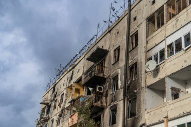 Ukrayna 'da savaş. 2022 Rus istilası Ukrayna. Bombardıman sonucu yıkılan bir apartman. Altyapı tahribatı. Sivil halkın terörü. Savaş Suçları