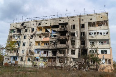 Ukrayna 'da savaş. 2022 Rus istilası Ukrayna. Bombardıman sonucu yıkılan bir apartman. Altyapı tahribatı. Sivil halkın terörü. Savaş Suçları