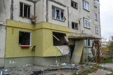 Ukrayna 'da savaş. 2022 Rus istilası Ukrayna. Bombardıman sonucu yıkılan bir apartmanın girişi. Sivil halkın terörü. Savaş Suçları