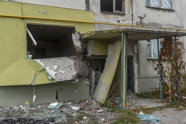 Ukrayna 'da savaş. 2022 Rus istilası Ukrayna. Bombardıman sonucu yıkılan bir apartmanın girişi. Sivil halkın terörü. Savaş Suçları