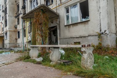 Ukrayna 'da savaş. 2022 Rus istilası Ukrayna. Bombardıman sonucu yıkılan bir apartmanın girişi. Sivil halkın terörü. Savaş Suçları