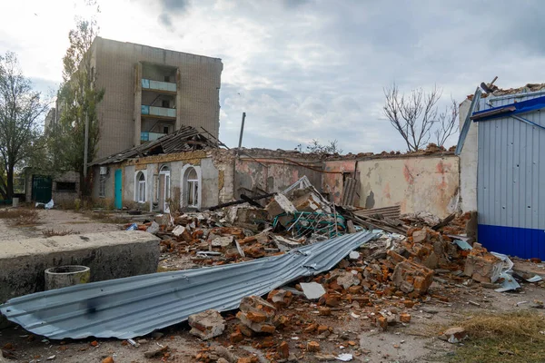 Ukrayna 'da savaş. 2022 Rus istilası Ukrayna. Bir apartmanın önündeki harabe mağaza. Altyapı tahribatı. Sivil halkın terörü. Savaş Suçları