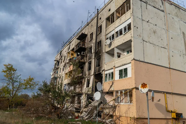 乌克兰战争 2022年俄罗斯入侵乌克兰 一栋被炮弹摧毁的公寓楼基础设施被毁 对平民人口的恐怖 战争罪 — 图库照片