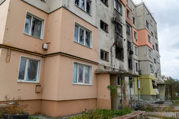 乌克兰战争 2022年俄罗斯入侵乌克兰 一幢被炮弹摧毁的公寓楼的入口 对平民人口的恐怖 战争罪 — 图库照片