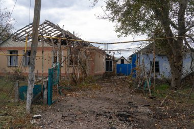 Ukrayna 'da savaş. 2022 Rus istilası Ukrayna. Kırsal kesimde. Ev bombardımanla yıkıldı. Altyapı tahribatı. Sivil halkın terörü. Savaş Suçları