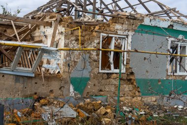 Ukrayna 'da savaş. 2022 Rus istilası Ukrayna. Kırsal kesimde. Ev bombardımanla yıkıldı. Altyapı tahribatı. Sivil halkın terörü. Savaş Suçları